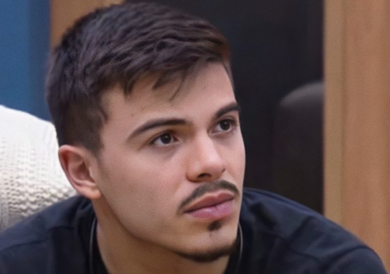 Após Lucas Santos, Thomaz levanta suspeita de Covid-19 em 'A Fazenda 14'