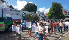 Funcionários de escola municipal no Jacintinho protestam por melhores condições de trabalho