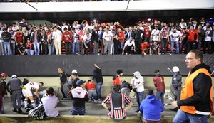 Justiça interdita setor do Morumbi no qual caíram torcedores em jogo