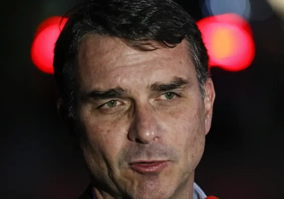 Flávio Bolsonaro admite cobrança a Daniel Vorcaro, mas nega crime