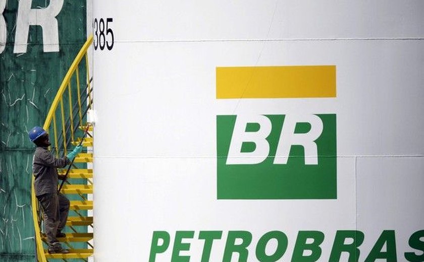 Petrobras exercerá direito de preferência para arrematar 30% de 3 áreas do pré-sal