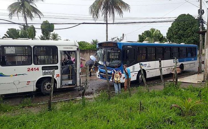 Ônibus batem de frente e deixam ao menos dois feridos em Rio Novo