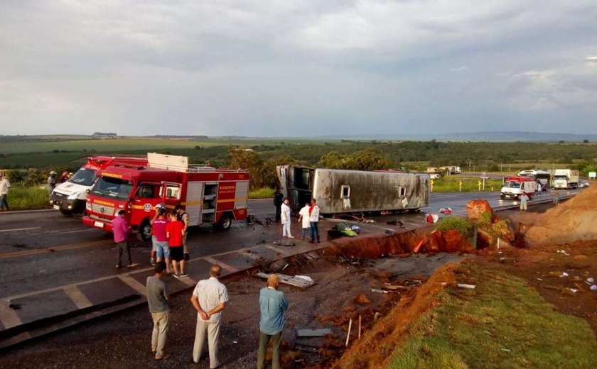 Acidente com ônibus que saiu de Maceió mata duas pessoas em Minas Gerais