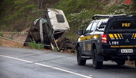 Carreta capota várias vezes e caminhoneiro morre em trecho da BR-101 em Jequiá da Praia