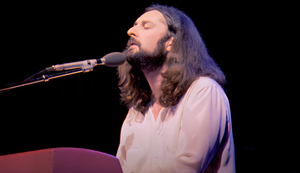 Morre Rick Davies, vocalista do Supertramp, aos 81 anos