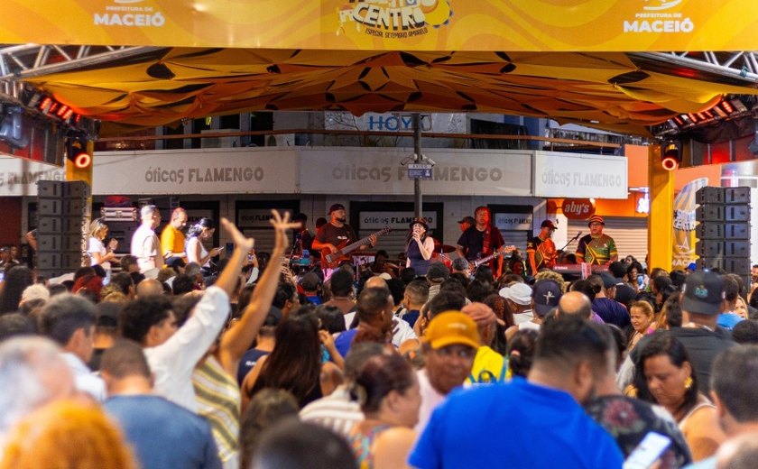 Sextou no Centro reúne centenas de pessoas em noite de samba e reggae no Calçadão