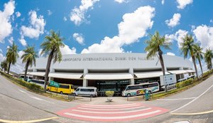 Mulher tenta embarcar em voo com passagem em nome de comissária de bordo e é presa