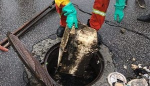 Dois operários morrem após desobstrução de esgoto em bueiro na Jatiúca