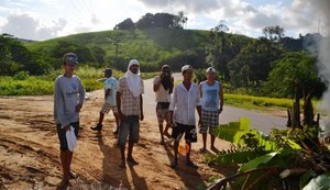 Moradores do povoado Bom Despacho fecham rodovia AL-435 em Passo de Camaragibe