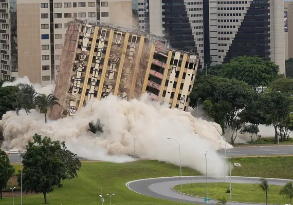 Tradicional hotel de luxo é implodido no centro de Brasília