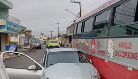 Carro e ônibus com funcionários do Hospital Chama colidem em rua de Arapiraca