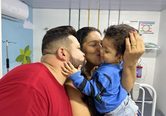 HGE salva a vida de criança de 1 ano e família retorna à unidade hospitalar para agradecer aos servidores