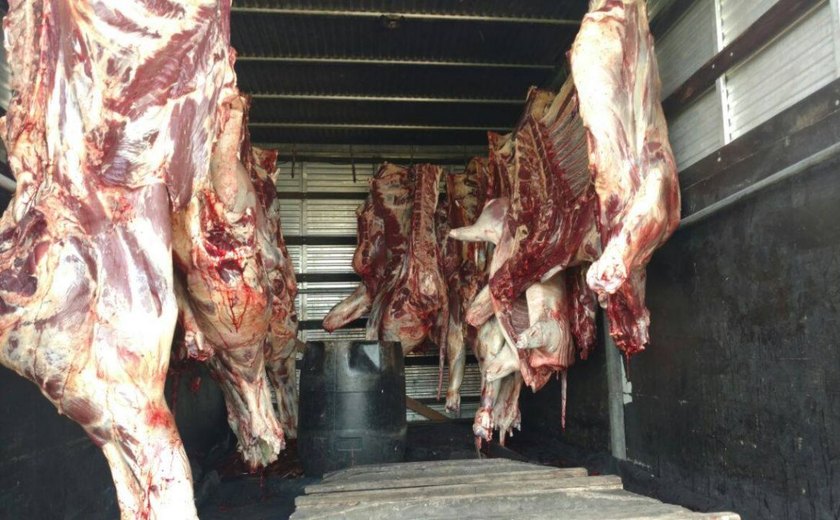 PRF apreende mais de uma tonelada de carne sendo transportada irregularmente