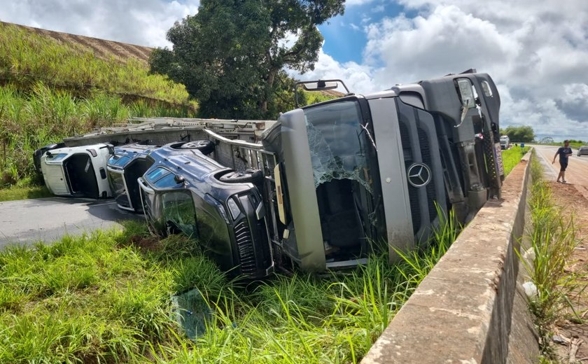 Tombamento de caminhão-cegonha bloqueia BR-101 em Alagoas