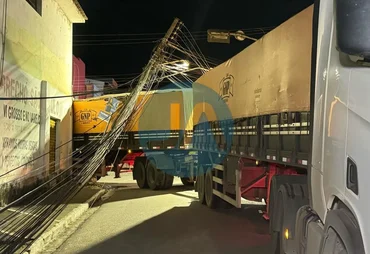 Carreta derruba poste e interdita ruas no Centro de Arapiraca