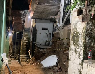 Muro desaba e interdita três imóveis no bairro do Feitosa