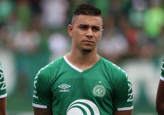 Lateral João Pedro sofre lesão e desfalca a Chape durante três meses