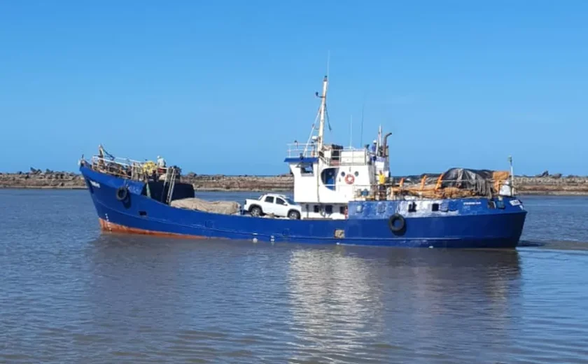 Embarcação de carga que saiu do Recife naufraga a caminho de Noronha