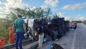 Carreta tomba na BR-101 em São Sebastião e homem morre embaixo do veículo