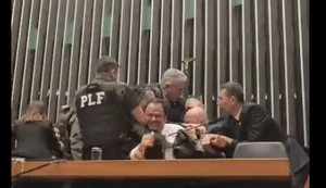 Glauber Braga é retirado à força após ocupar mesa da Câmara dos Deputados