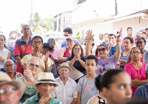 Moradores do bairro Santa Lúcia comemoram chegada da pavimentação