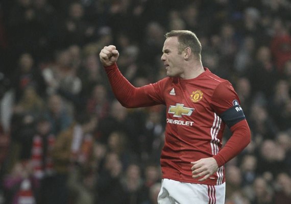 Rooney faz história, United goleia e vai à quarta fase da FA Cup