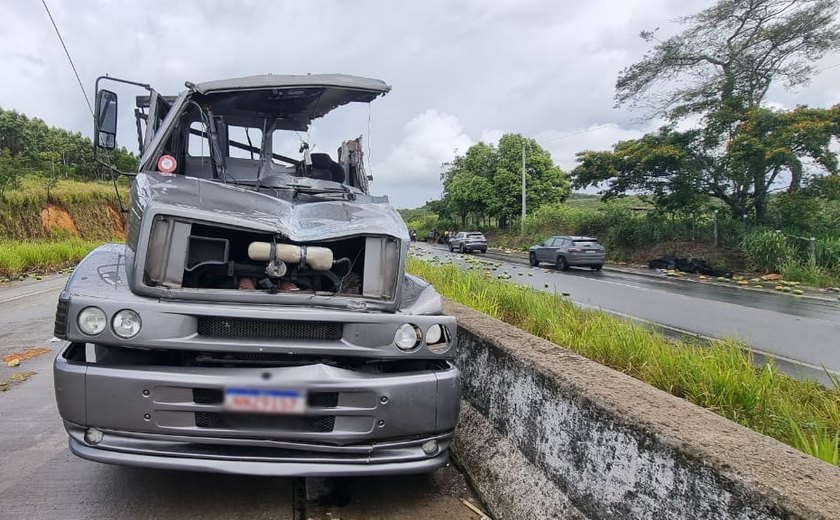 Caminhão tomba na BR-101 em Messias e dois homens morrem no acidente