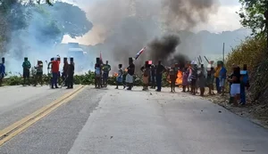 Contra reintegração de posse, moradores de seis assentamentos interditam BR-104 em Messias