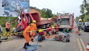 Caminhão derruba poste nas proximidades de Ipioca