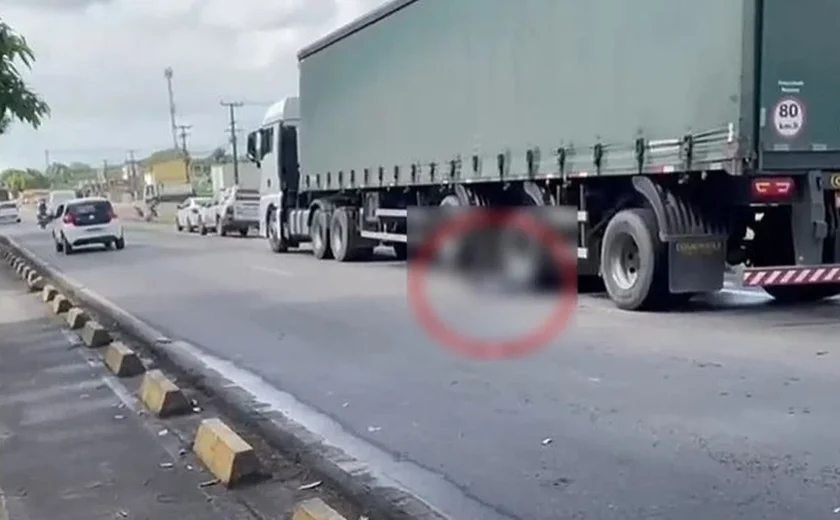 Jovem de 22 anos morre ao cair de moto e ser atropelada por caminhão em avenida de Maceió