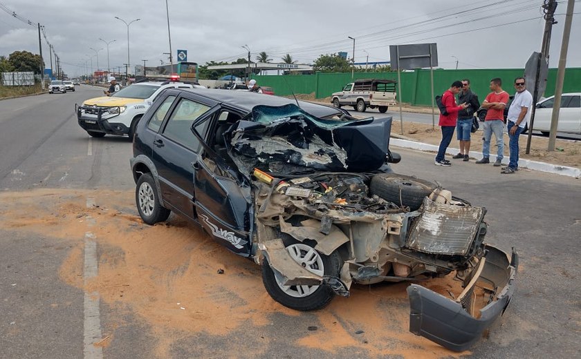 Motorista fica ferido após colisão com caminhão em Arapiraca