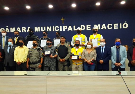 Agentes de segurança desacatados por mulher em bar são homenageados na Câmara