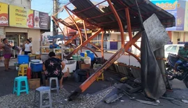 Cobertura desaba em área de feira livre no Centro de Arapiraca