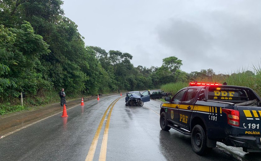 Colisão entre caminhonete e moto deixa uma pessoa morta e três feridas