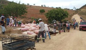 Caminhão tomba na Serra das Pias e dois ficam presos às ferragens