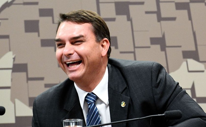 Flávio Bolsonaro se nega a responder se o pai aceitará resultado das eleições, usa Forças Armadas e sinaliza golpe