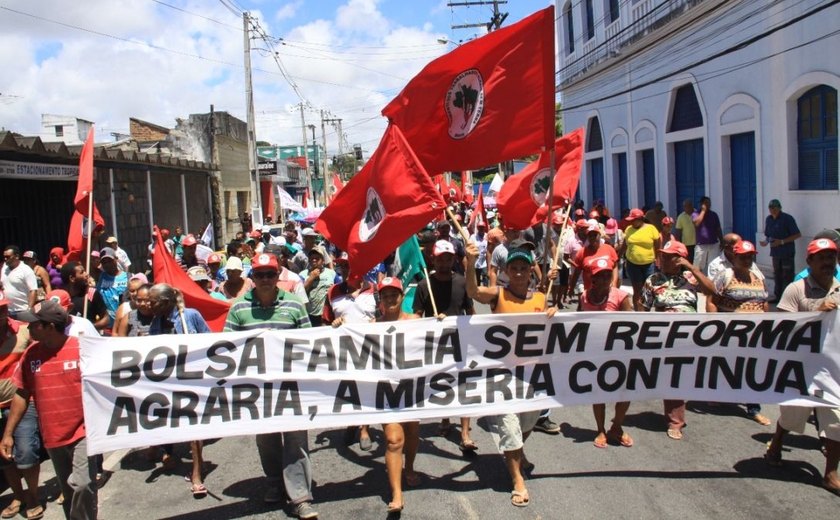 Pela retomada da reforma agrária, Sem Terra de Alagoas realizam marcha na capital