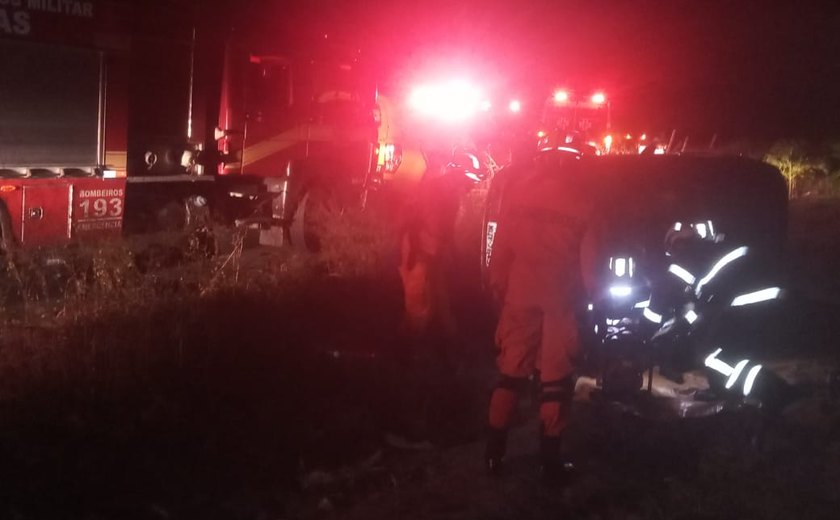 Mulher de 29 anos capota veículo em Coqueiro Seco e fica presa às ferragens