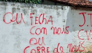 Investigação busca identificar suspeitos de pichações com ameaças e referência à facção em Coruripe