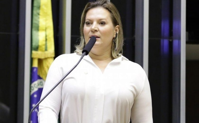 Joice denuncia que filhos de Bolsonaro têm rede de fake news com 1.500 perfis
