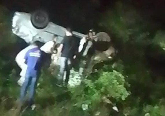 Motorista perde controle do veículo, bate em barreira de sinalização e cai em barranco