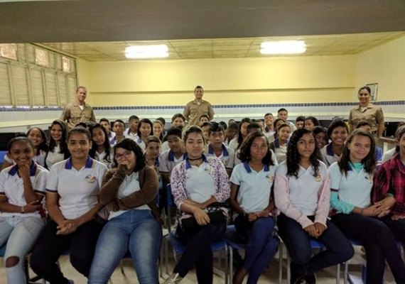 PM promove projeto que humaniza trabalho da instituição entre estudantes