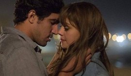 'Os Dias Eram Assim': Renato revela armação e beija Alice no meio da rua