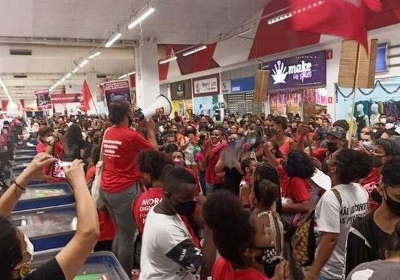 Hipermercado é ocupado por famílias que pedem cestas básicas