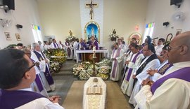 Clero e fiéis se despedem do padre Michael Sandes