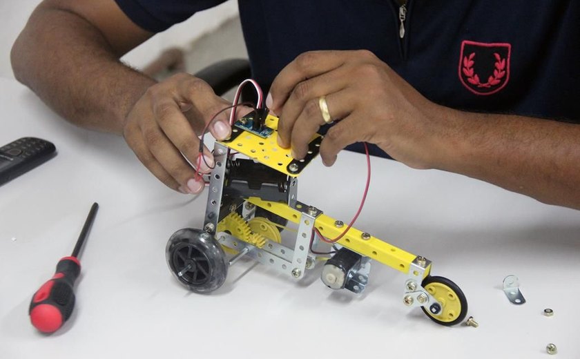 Secti adquire kits de robótica para ofertar oficinas a crianças a partir de 3 anos