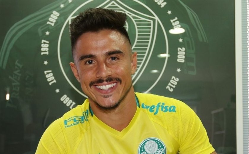 Atacante Willian assina contrato por três anos com o Palmeiras