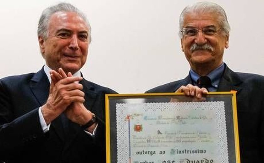 Planalto omite custo de viagem de Michel Temer para premiar amigo