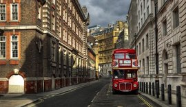 Pessoas protestam enquanto Londres entra em 2º mais alto nível de alerta contra Covid