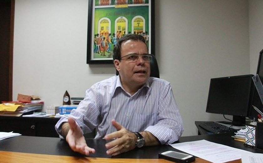 Instituições e juristas criticam fala de Eduardo Bolsonaro sobre o STF